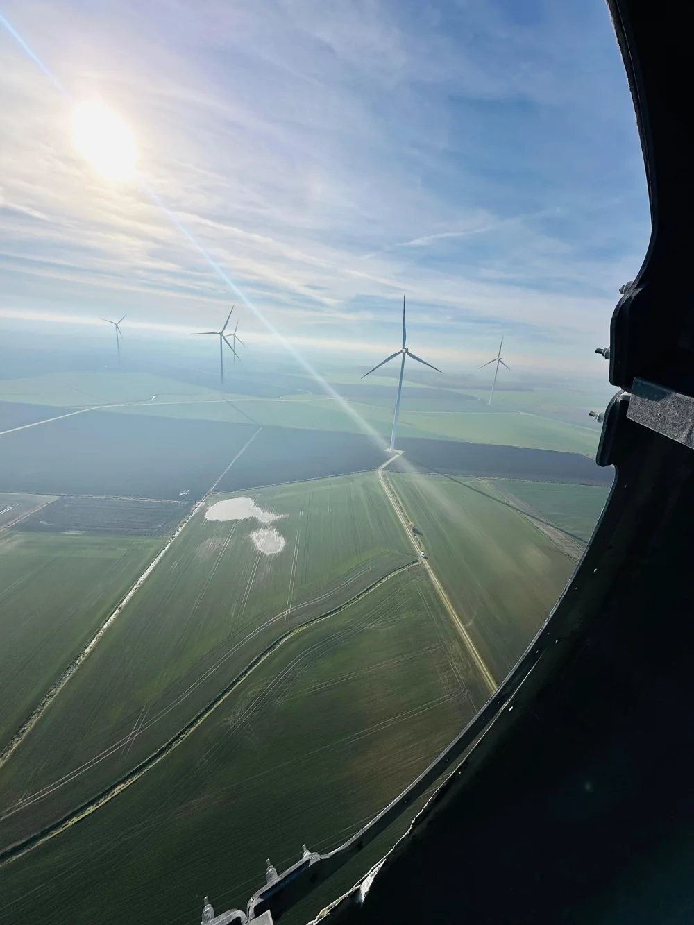 Widok na turbiny wiatrowe z wnętrza gondoli